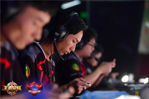 重庆狼队2025赛季KPL年度总决赛：野核体系冲击银龙杯